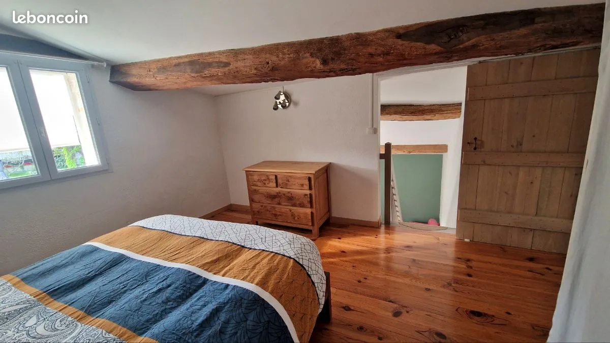Chambre avec poutres apparentes anciennes
