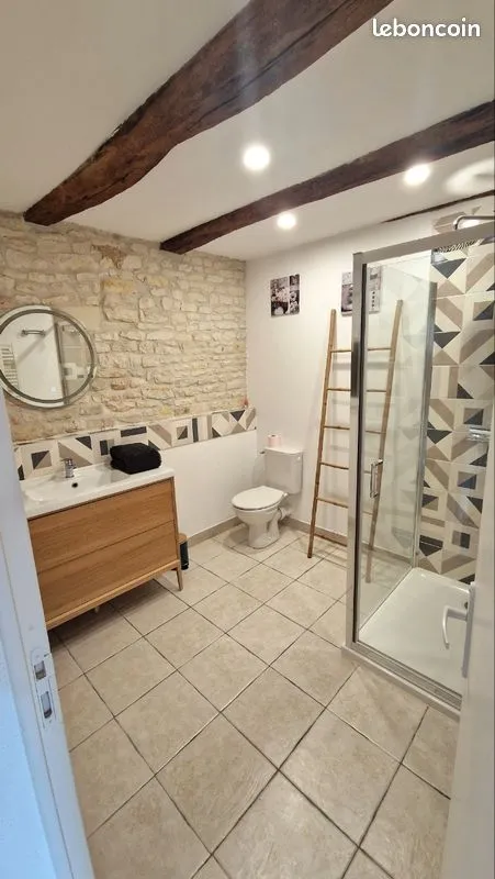 Salle de bain en pierre apparente