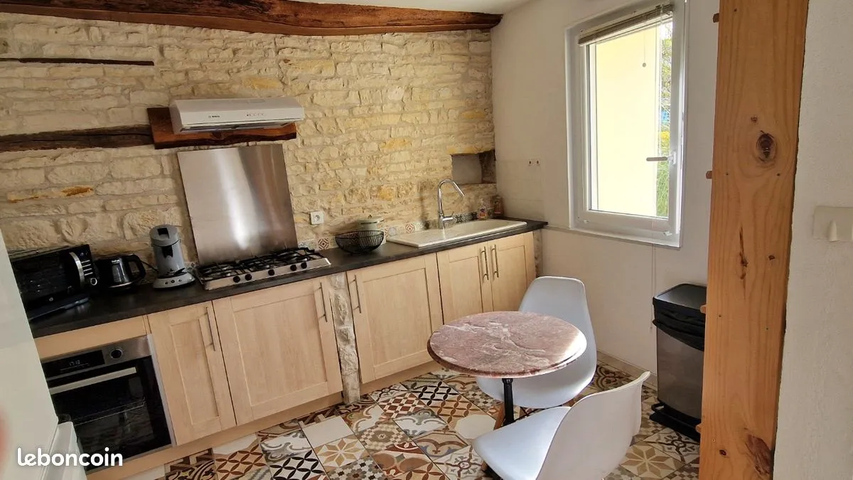 Cuisine en pierre apparente avec tomettes anciennes