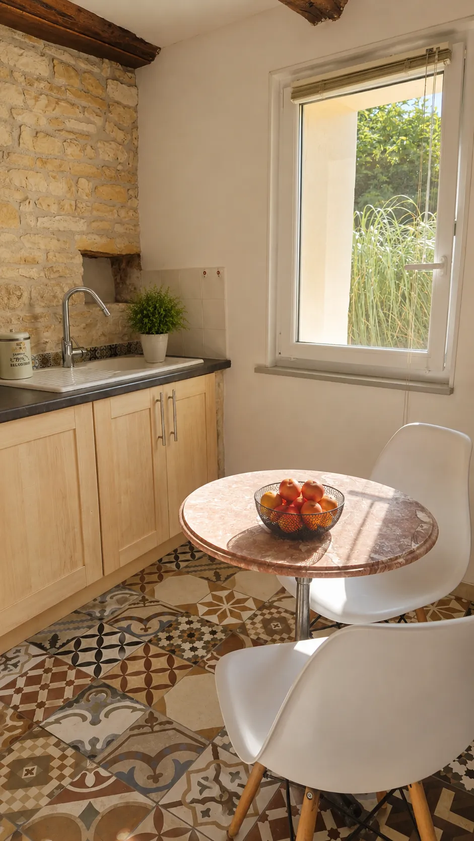 Coin cuisine en pierre apparente et carreaux de ciment