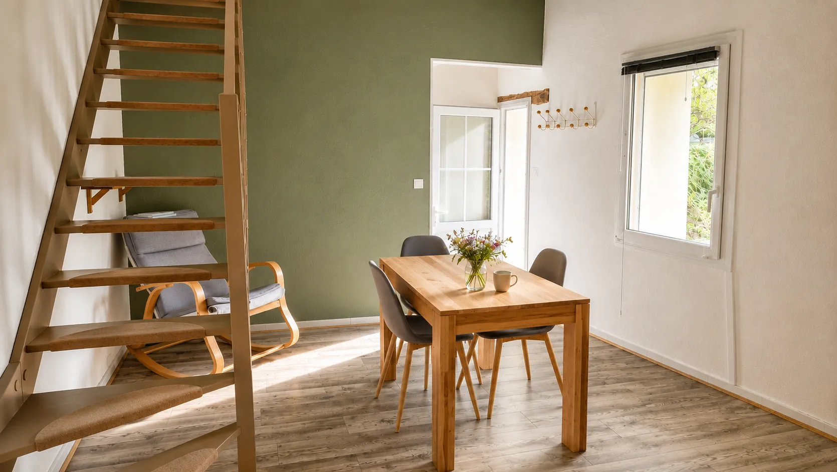 Pièce à vivre et son escalier en bois