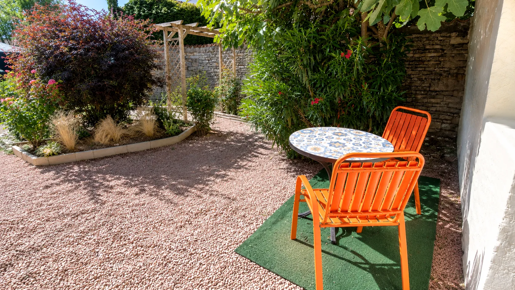 Coin jardin avec pergola et massif fleuri