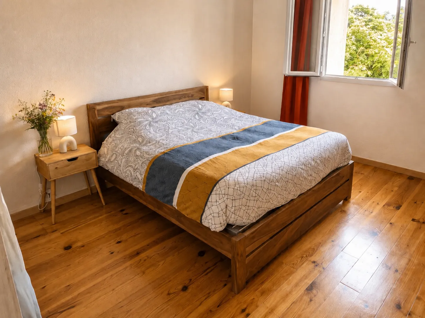 Seconde chambre avec lit double et parquet